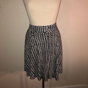 LOFT Black & white flouncy skirt